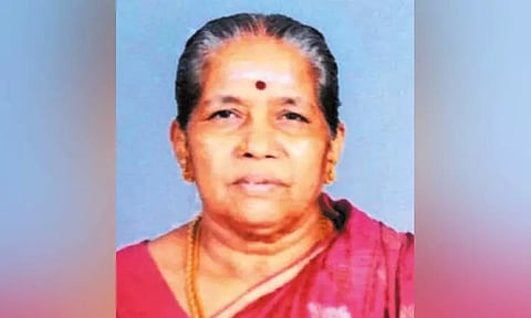 மாடியில் இருந்து தவறி விழுந்து பெண் பலி; காயப்போட்ட துணிகளை எடுக்க சென்றபோது விபரீதம்