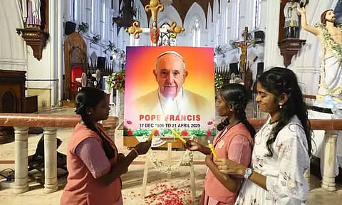 போப் பிரான்சிஸ் மறைவு: சாந்தோம் தேவாலயத்தில் அஞ்சலி