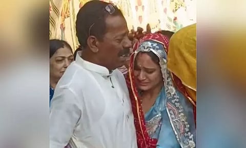 மருமகளுக்கு மறுமணம் செய்து வைத்த மாமனார் - குஜராத்தில் நெகிழ்ச்சி சம்பவம்