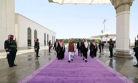 சவுதி அரேபியா சென்றார் பிரதமர் மோடி: 21 குண்டுகள் முழங்க உற்சாக வரவேற்பு