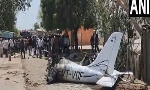 குஜராத்: குடியிருப்பு பகுதியில் விழுந்து நொறுங்கிய பயிற்சி விமானம் - விமானி பலி