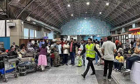 காஷ்மீரில் இருந்து 10,090 பேர் வெளியேறினர்