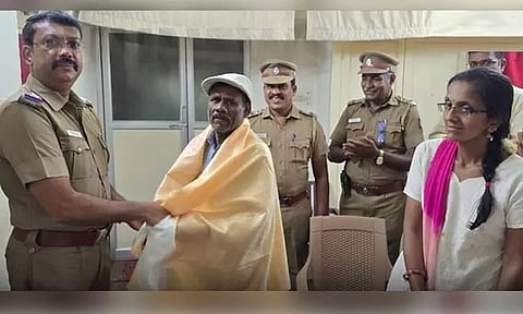 சாலையில் கிடந்த பையில் ரூ. 2 லட்சம்: போலீஸ் நிலையத்தில் ஒப்படைத்த கட்டிட தொழிலாளிக்கு பாராட்டு