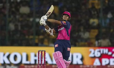 ஐ.பி.எல்.: முதல் பந்திலேயே சிக்ஸ்.. சாதனை படைத்த ஜெய்ஸ்வால்