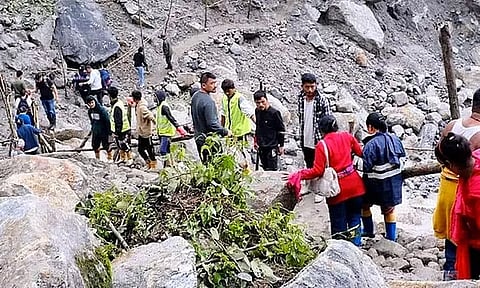 கனமழை, நிலச்சரிவு: சிக்கிமில் 1,000 சுற்றுலா பயணிகள் சிக்கி தவிப்பு