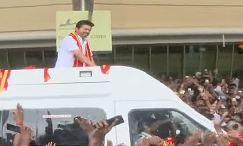 கோவை வந்தார் விஜய்... குவிந்த த.வெ.க.வினர், ரசிகர்கள் - ஸ்தம்பித்த ஏர்போர்ட்