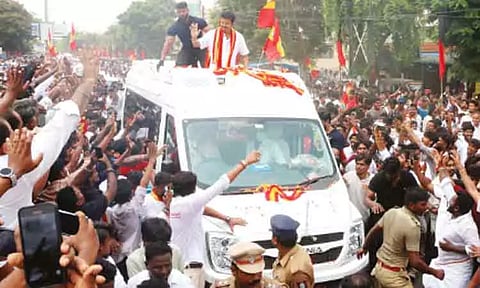 விஜய் வருகையின் போது போக்குவரத்துக்கு இடையூறு: போலீசார் வழக்குப்பதிவு