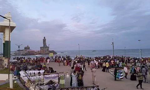வார விடுமுறை: கன்னியாகுமரியில் அலைமோதிய சுற்றுலா பயணிகள் கூட்டம்