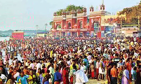 சித்திரை அமாவாசை: ராமேசுவரம் அக்னி தீர்த்த கடலில் புனித நீராடிய பக்தர்கள்