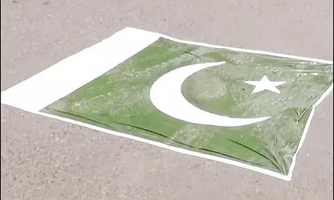 பெங்களூரு: சாலையில் பாகிஸ்தான் கொடியை ஒட்டிய 6 பேர் கைது