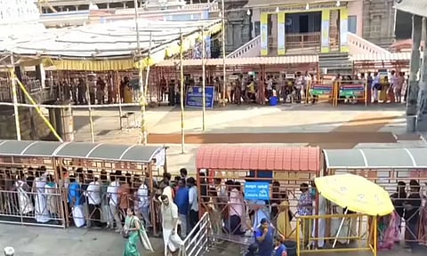திருவண்ணாமலையில் அலைமோதிய பக்தர்கள் கூட்டம்; 5 மணி நேரம் காத்திருந்து சாமி தரிசனம்