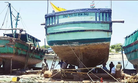 கடலூரில் விசைப்படகுகளை சீரமைக்கும் பணியில் மீனவர்கள் மும்முரம்