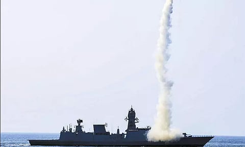 தயார்நிலையில் இந்திய கடற்படை: போர்க்கப்பல்களில் ஏவுகணை சோதனை - அரபிக்கடலில் நடந்தது