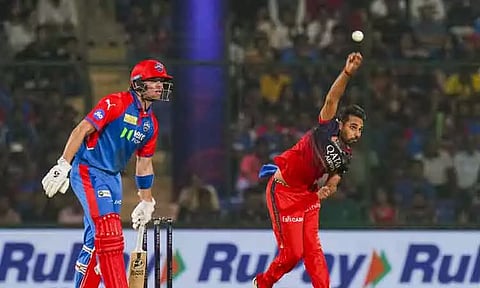 18 ஆண்டு கால ஐ.பி.எல். வரலாற்றில்.. 2-வது வீரராக சாதனை படைத்த புவனேஸ்வர் குமார்