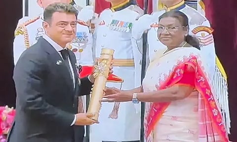 பத்ம பூஷன் விருது பெற்றார் அஜித்குமார்