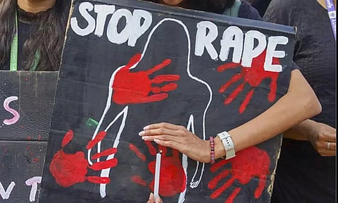 ரெயிலுக்கு காத்திருந்த பெண் கடத்தி கூட்டு பாலியல் வன்கொடுமை - அதிர்ச்சி சம்பவம்