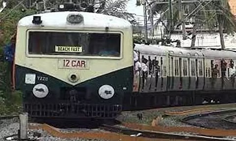 மே 1 ஆம் தேதி ஞாயிற்றுக்கிழமை அட்டவணையில் சென்னை புறநகர் மின்சார ரெயில் சேவை