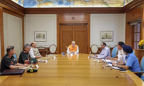 பாதுகாப்புத்துறை மந்திரி, முப்படை தளபதிகளுடன் பிரதமர் மோடி முக்கிய ஆலோசனை