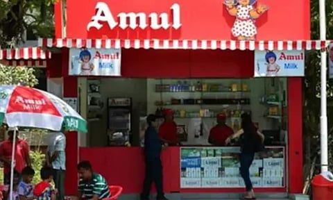 அமுல் நிறுவனமும் பால் விலையை லிட்டர் ஒன்றுக்கு ரூ.2 உயர்த்தியது
