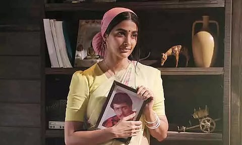 Pooja Hegde's 'retro' clicks - viral