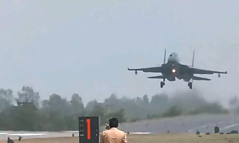 அதிகரிக்கும் போர் பதற்றம்.. விரைவு சாலையில் போர் விமானங்களை தரையிறக்கி இந்தியா ஒத்திகை