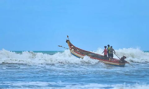 நாகை மீனவர்கள் மீது இலங்கை கடற்கொள்ளையர்கள் தாக்குதல்