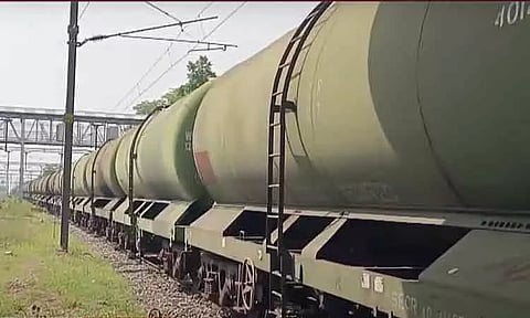 பெட்ரோல் ஏற்றி வந்த சரக்கு ரெயிலில் ஏற்பட்ட கசிவு... பெரும் அசம்பாவிதம் தவிர்ப்பு