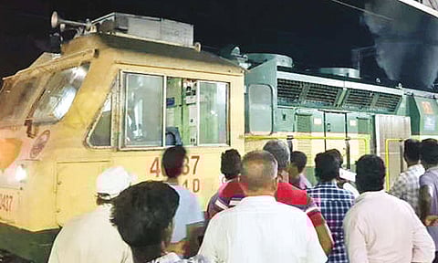 ராமேஸ்வரத்தில் இருந்து சென்னை சென்ற ரெயிலில் திடீர் என்ஜின் பழுது