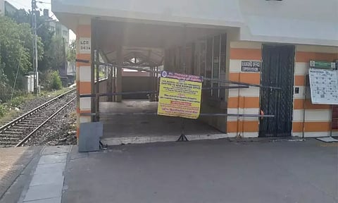 பரங்கிமலையில் மூடப்பட்ட ரெயில்வே சுரங்க வழியை திறந்து விட வேண்டும்- பயணிகள் கோரிக்கை