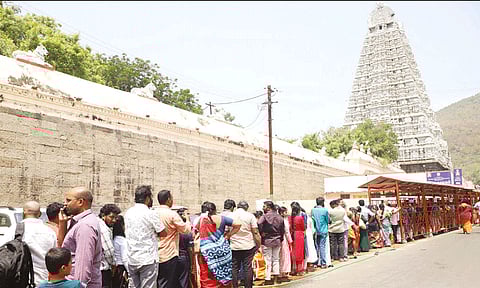 தி.மலை அருணாசலேஸ்வரர் கோவிலில் 4 மணி நேரம் காத்திருந்து பக்தர்கள் தரிசனம்