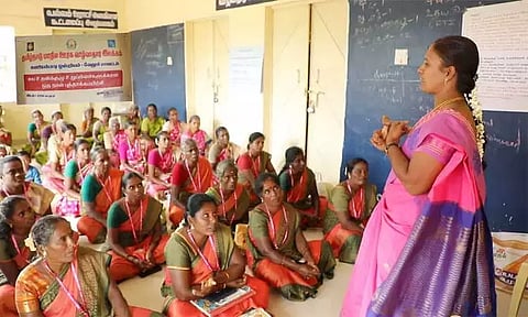 மகளிர் சுய உதவிக் குழு: அடையாள அட்டைகள் வழங்கும் பணியை 9 மாதங்களில் முடிக்க இலக்கு