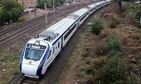 வந்தே பாரத் எக்ஸ்பிரஸ் ரெயில் கூடுதல் ஏசி சேர் கார் பெட்டிகளுடன் இயக்கம்