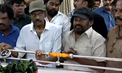 நடிகர் கவுண்டமணியின் மனைவி மறைவு: செந்தில் நேரில் அஞ்சலி