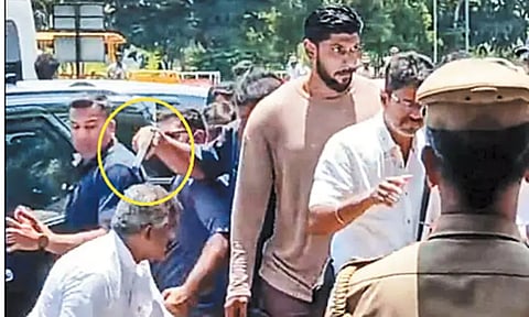 விஜய்க்கு சால்வை போர்த்த முயற்சி: ரசிகரை துப்பாக்கி முனையில் மிரட்டிய பாதுகாப்பு படை வீரர்?