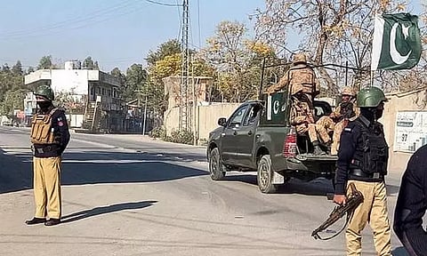 பாகிஸ்தான்: ராணுவ வாகனத்தை குறிவைத்து கண்ணிவெடி தாக்குதல்; 7 வீரர்கள் பலி