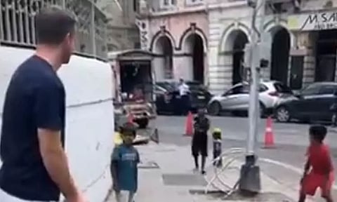 மும்பை தெருக்களில் சிறுவர்களுடன் கிரிக்கெட் விளையாடிய பட்லர்