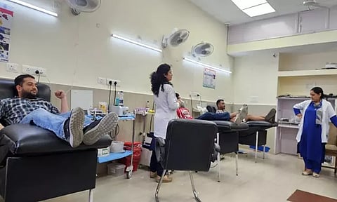 பாகிஸ்தான் தாக்குதல்; காயமடைந்த நபர்களுக்காக நூற்றுக்கணக்கில் இளைஞர்கள் ரத்த தானம்