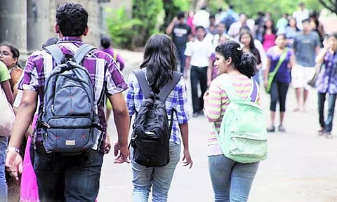 என்ஜினீயரிங் கல்லூரிகளில் சேர முதல் நாள் 43 ஆயிரத்திற்கும் மேற்பட்டோர் விண்ணப்பம் என தகவல்