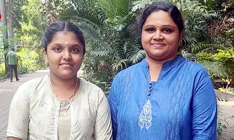 கோவையில் பிளஸ்-2 தேர்வில் தாய் தோல்வி... மகள் தேர்ச்சி
