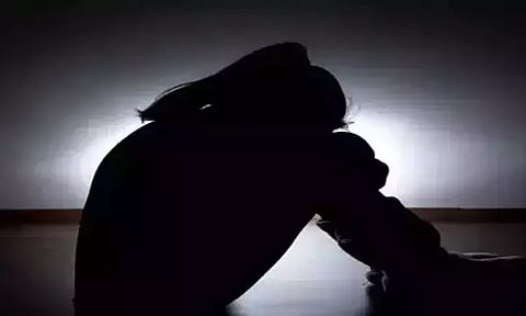 லிப்ட் தருவதாக கூறி இளம்பெண்ணுக்கு பாலியல் தொல்லை - வாலிபர் கைது