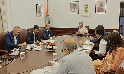 'வங்கி சேவைகள் தடையின்றி கிடைக்க வேண்டும்' - நிர்மலா சீதாராமன் உத்தரவு