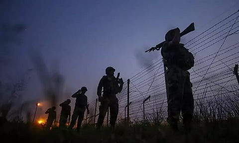 காஷ்மீரில் பாகிஸ்தான் நடத்திய தாக்குதலில் 2 பேர் பலி