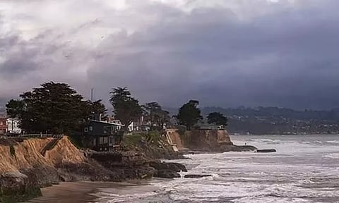 அலையில் சிக்கிய செல்லப்பிராணி நாயை காப்பாற்ற முயன்ற நபர் கடலில் மூழ்கி உயிரிழப்பு