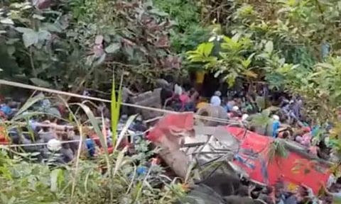 இலங்கையில் பேருந்து கவிழ்ந்து விபத்து: 21 பேர் உயிரிழப்பு