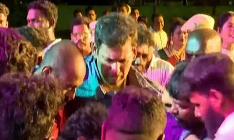 மிஸ் திருநங்கை அழகிப்போட்டி- மேடையில் மயங்கி விழுந்த நடிகர் விஷால்