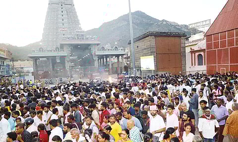 சித்ரா பவுர்ணமி: திருவண்ணாமலையில் லட்சக்கணக்கான பக்தர்கள் விடிய, விடிய கிரிவலம்