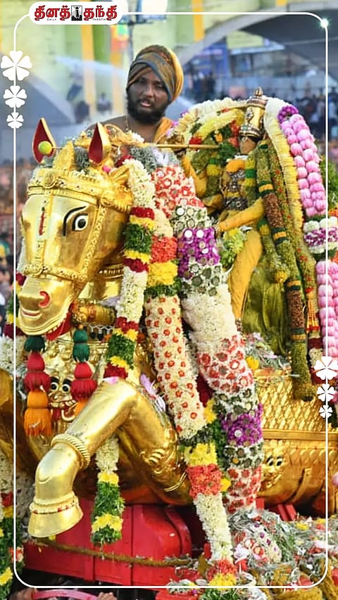 பச்சைப்பட்டு உடுத்தி வைகையில் எழுந்தருளிய கள்ளழகர் புகைப்பட தொகுப்பு..!