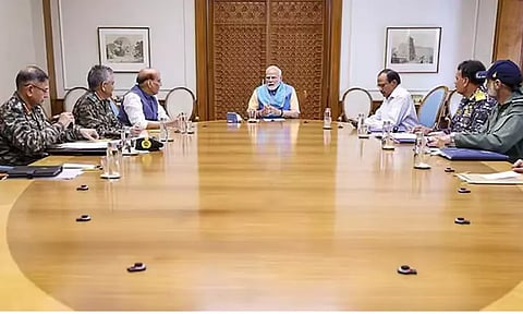 பிரதமர் மோடியுடன் முப்படை தளபதிகள், ராஜ்நாத்சிங் ஆலோசனை