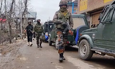 ஜம்மு காஷ்மீர்: என்கவுன்ட்டரில் 3 பயங்கரவாதிகள் சுட்டுக்கொலை