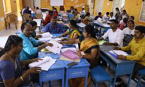 இடைநிலை ஆசிரியர் தேர்வு: விறுவிறுப்பாக நடைபெற்று வரும் சான்றிதழ் சரிபார்ப்பு பணிகள்